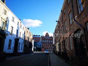 3 minutes from supermarkets, cinema, restaurants, shopping and nightlife