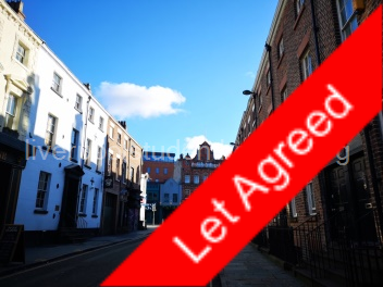 3 minutes from supermarkets, cinema, restaurants, shopping and nightlife