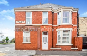 Located on a quiet, lovely cobbled street near to the City Centre